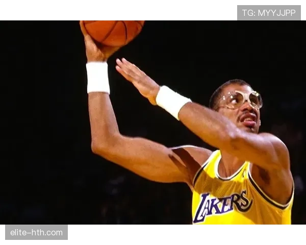 奥尼尔内线霸气对比贾巴尔，低位单打效率显著提升